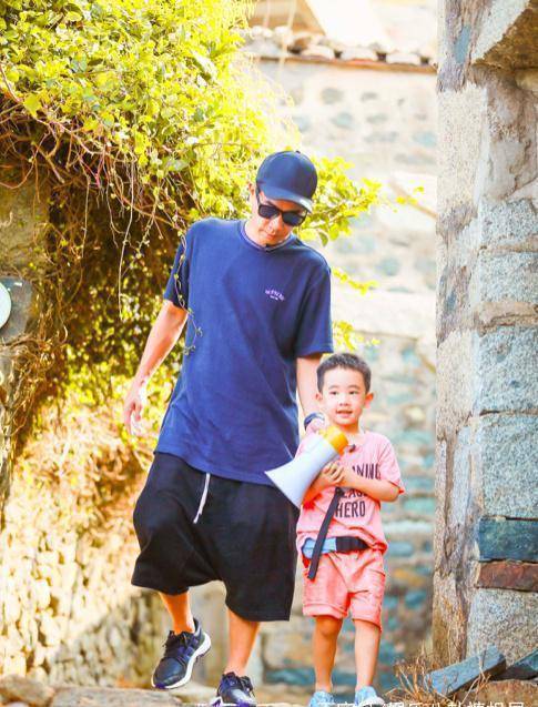 6岁jasper近照曝光,看爸爸陈小春彩排,帅气出场秀翻跟斗技能_样子