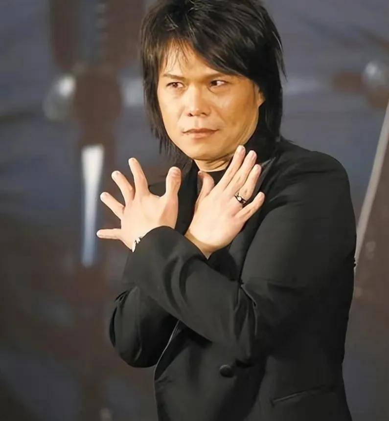 "砸场子"专业户,伍佰老师演唱会内涵华晨宇,被花粉围批不够格_歌曲