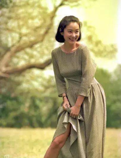 20岁林青霞简直神颜,五官气质秒杀李英爱,网友:这皮肤太透白了_感觉