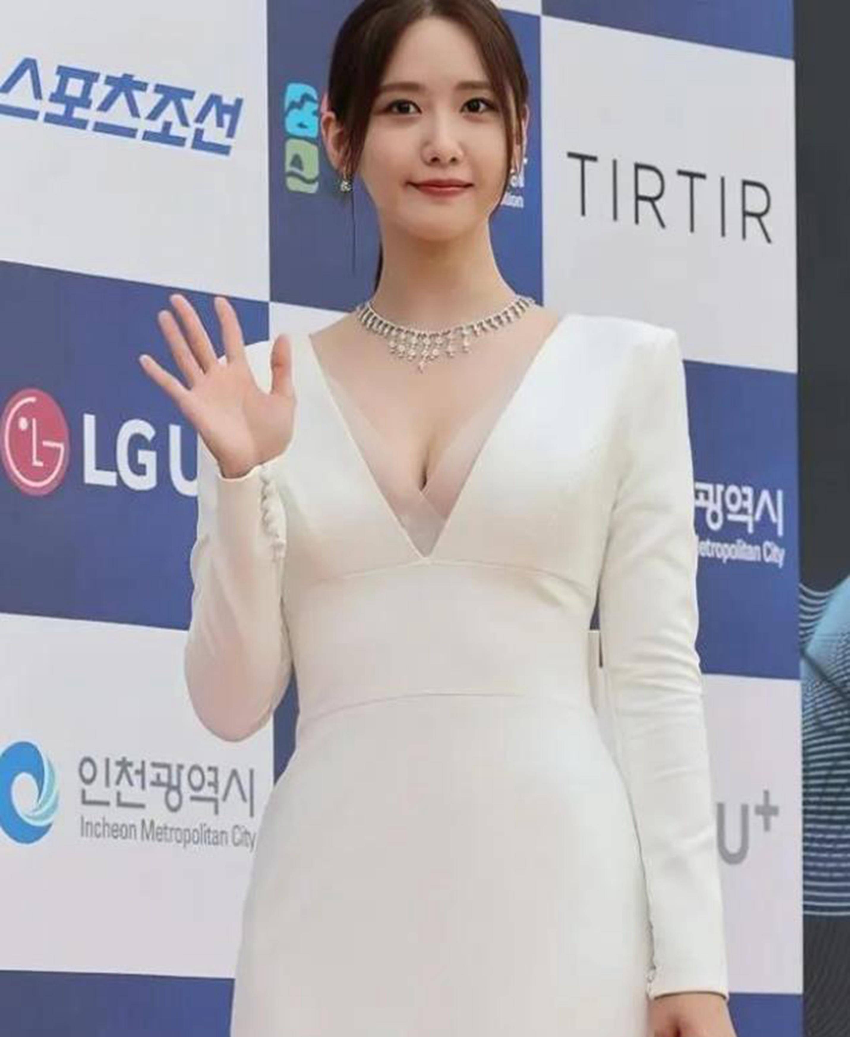 韩女星林允儿,身穿白色深v礼服裙出席活动,简约优雅,清纯可人