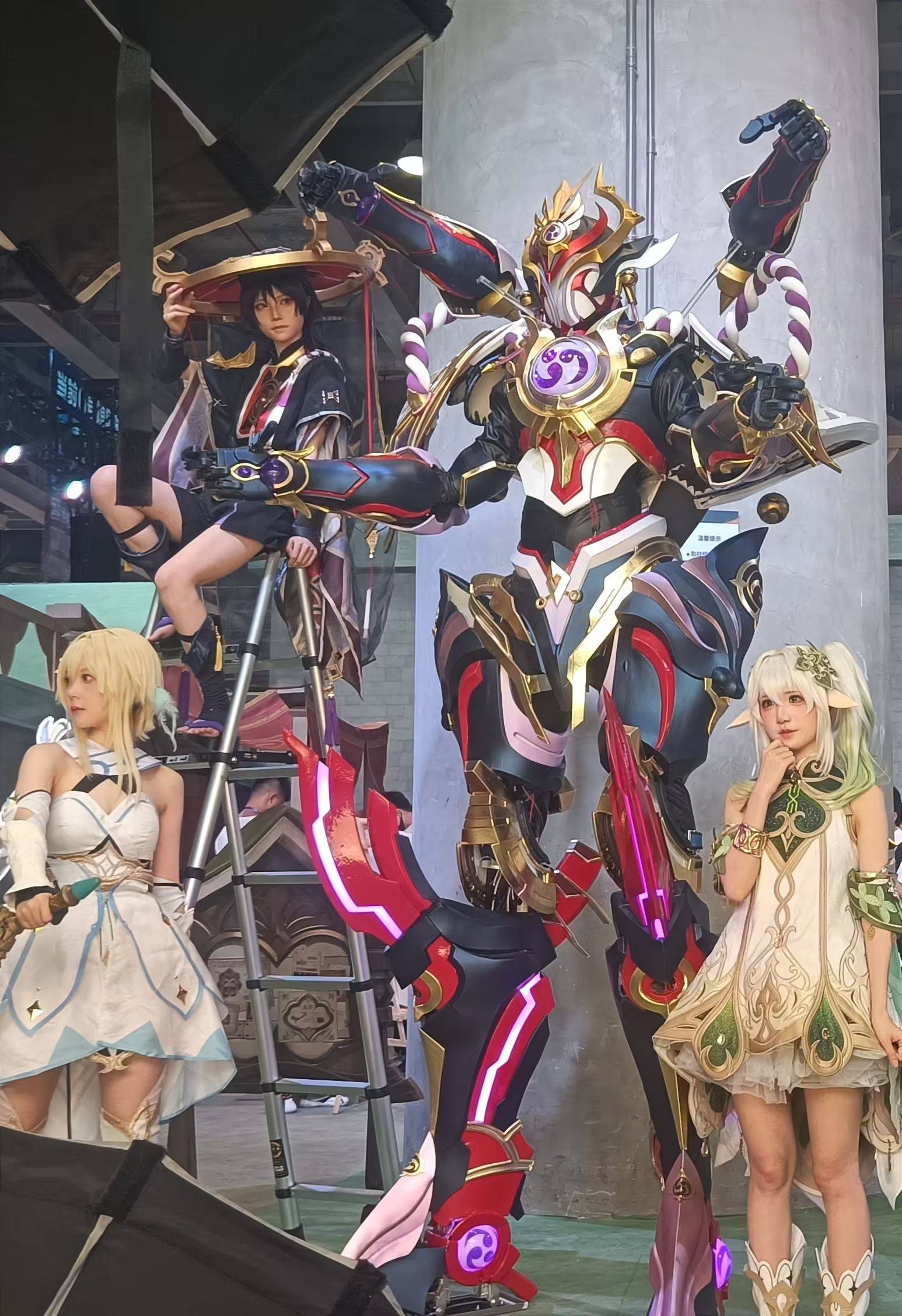 3米机甲大战铁甲小宝,20个软萌coser另类劝架,原神让cp展水泄不通