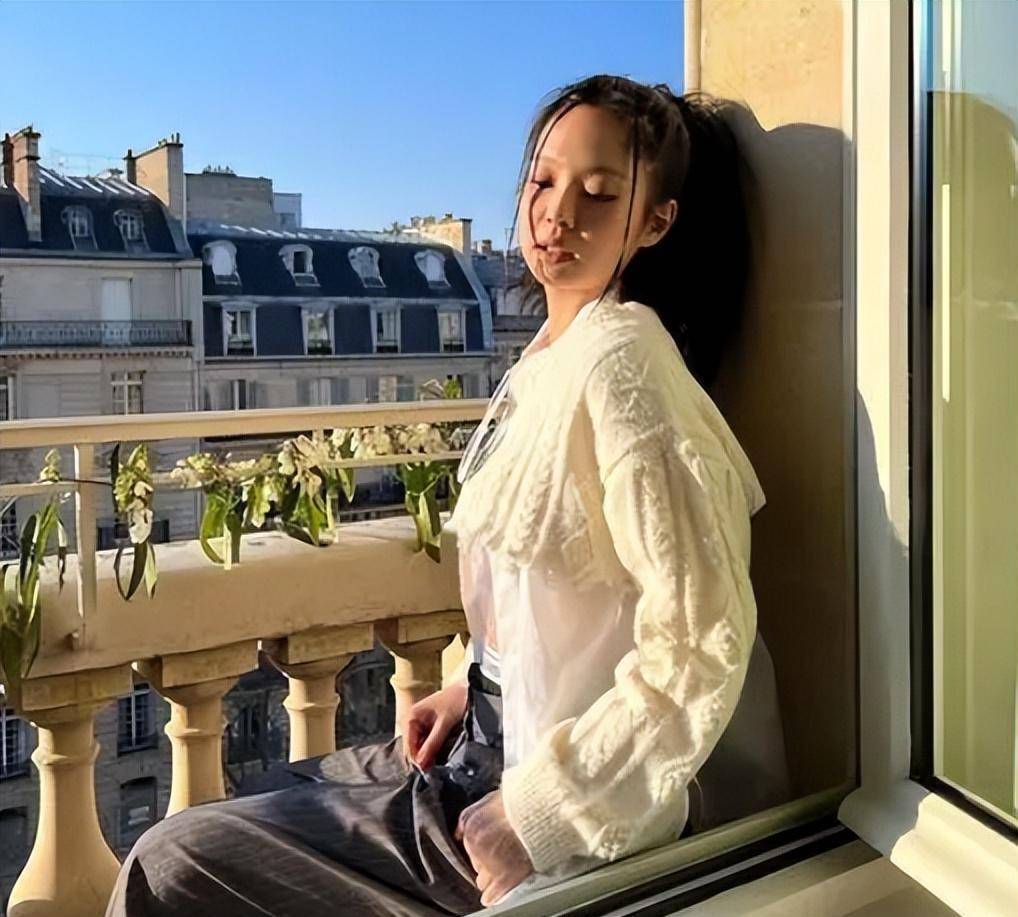 国外女星jennie演出服再惹争议,衣服小到露侧乳,肚子上赘肉明显!