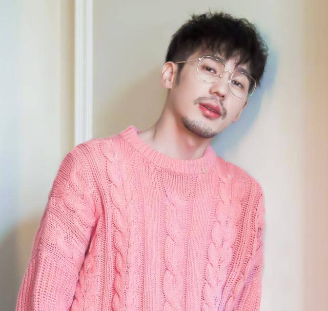 这次出镜就是最好的证明,身穿粉色衬衫搭配黑色西裤的白宇,无论是精修