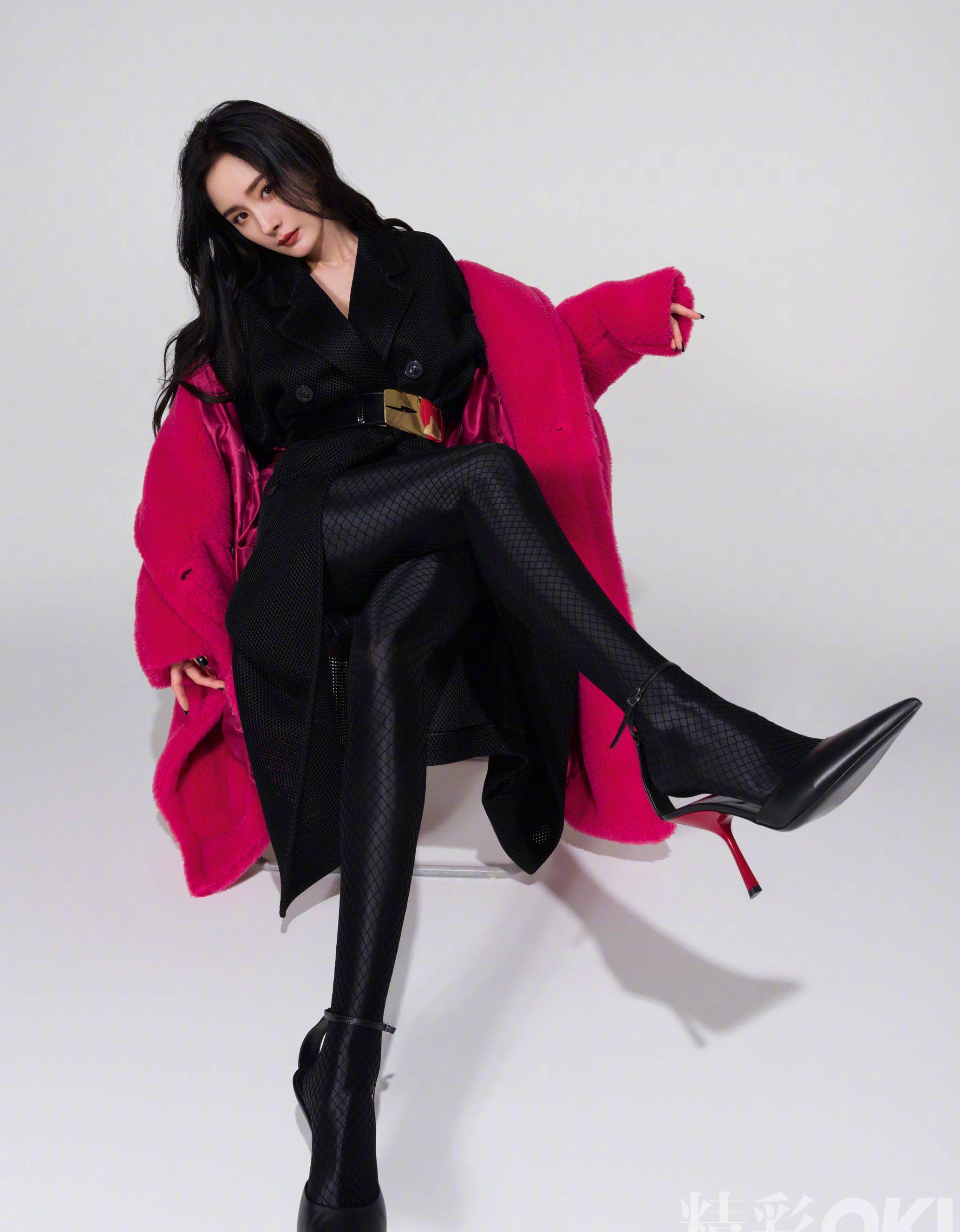 摩登女郎杨幂黑白风大片惊艳亮相,粉黑撞色配搭超时尚!