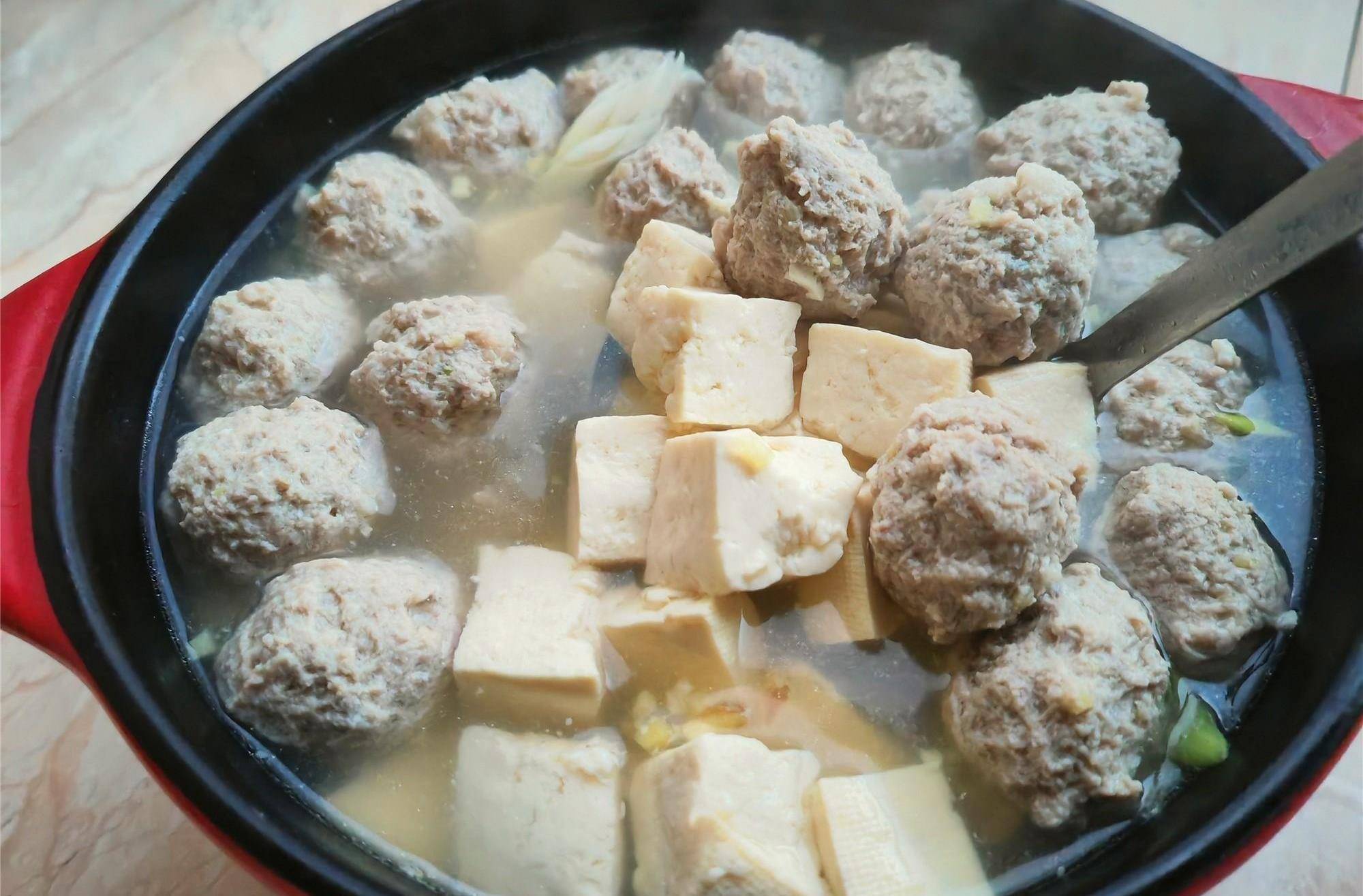 关火,加入香油,葱花,白胡椒粉,搅匀即可,一道热乎乎的砂锅豆腐丸子汤