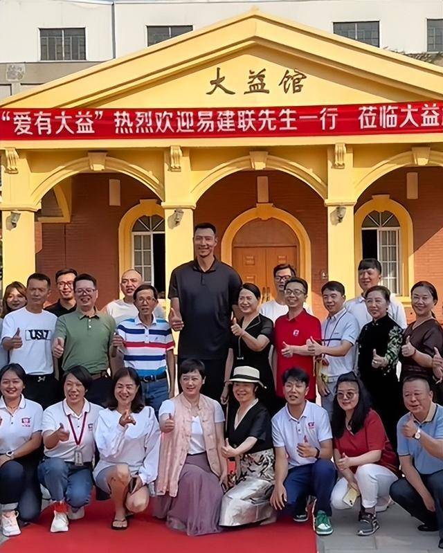 昨天,应广东宏远冠名商大益茶集团的邀请,易建联来到了云南勐海大益