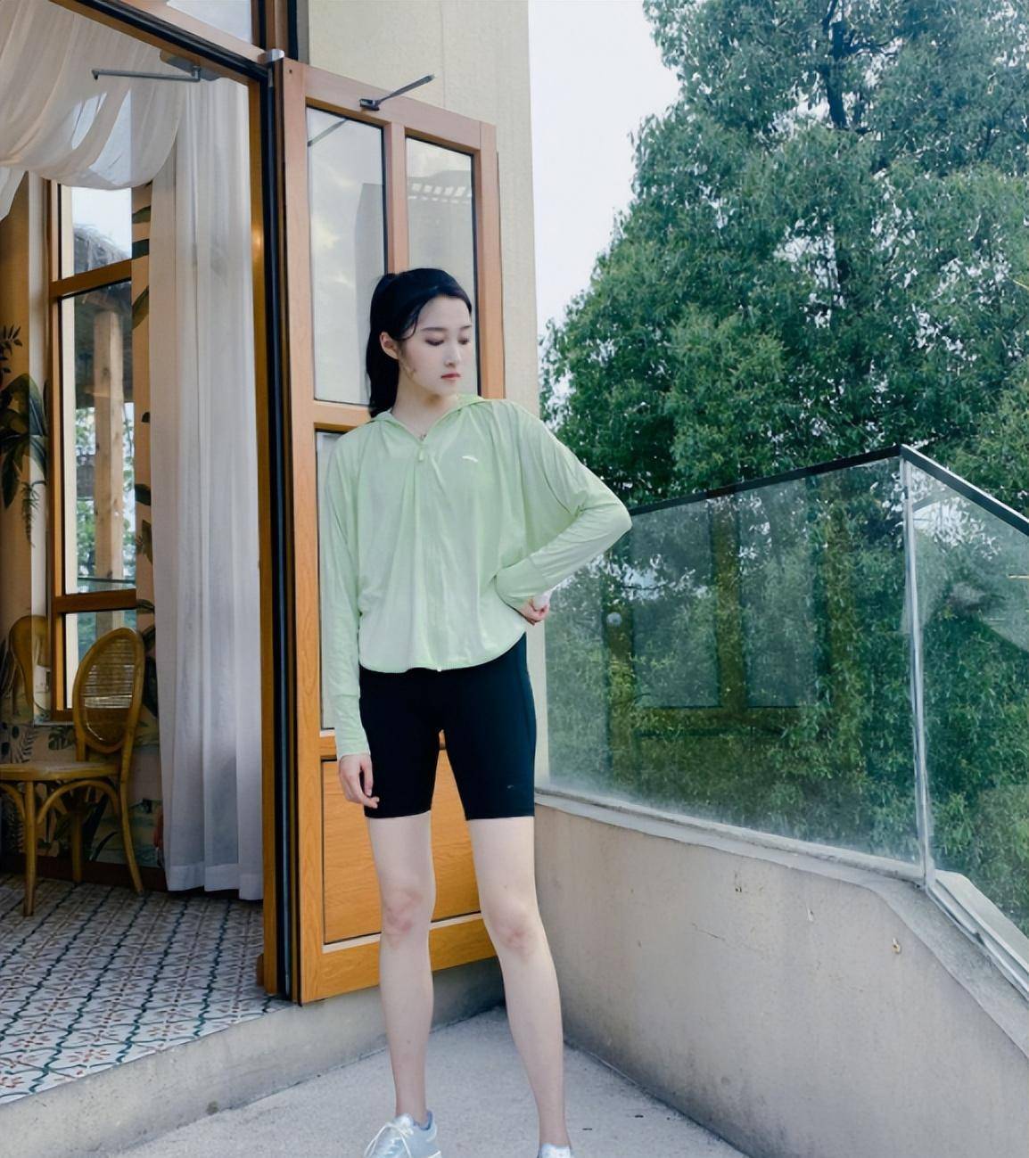 关晓彤跑步被偶遇,陪跑的私教老师火爆出圈,长相漂亮,身材超辣