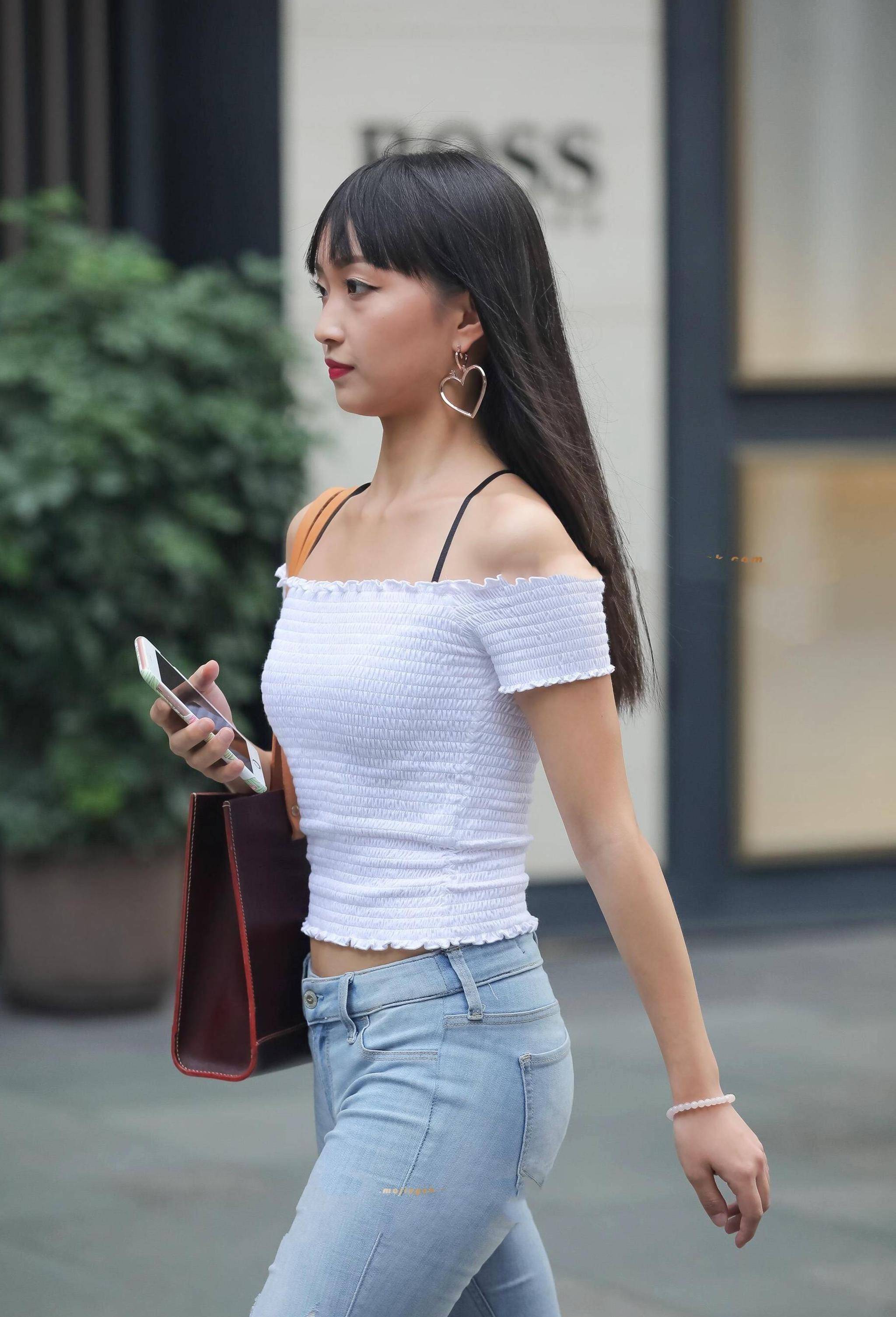 上海美女高清街拍图,婀娜多姿的美少女_牛仔裤_精品_才是真