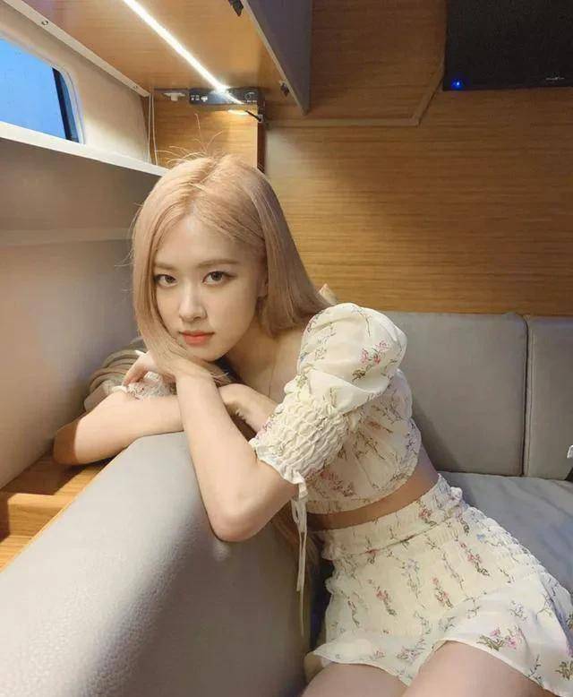 韩国女团成员金珍妮穿露下乳装表演引发争议,可演出