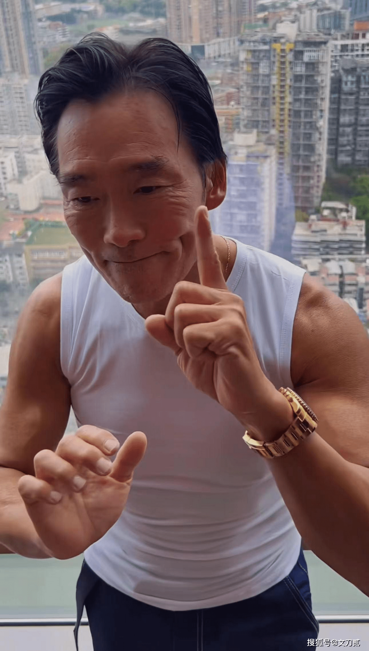 原创58岁郑浩南现身苍蝇小馆,满脸皱纹写满失意,老婆不忠消失成心疾