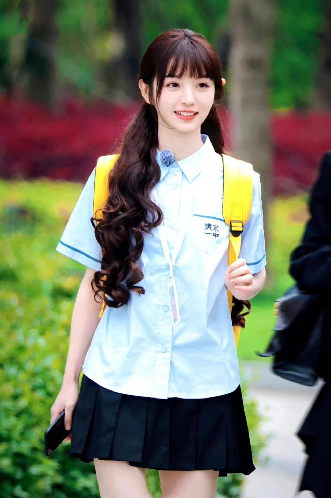 田曦薇《女子推理社》穿搭好圈粉,衬衫配短裙,扎双马尾清新甜美_造型