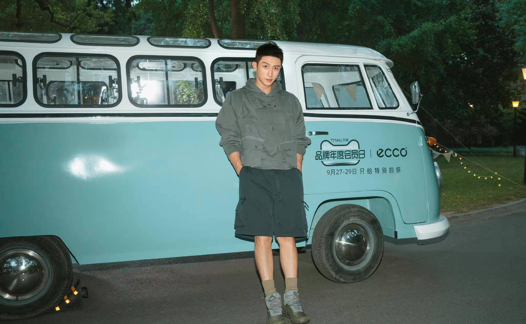 黄景瑜新剧出演消防员,硬汉气质荷尔蒙爆棚_黑色_军人_运动鞋