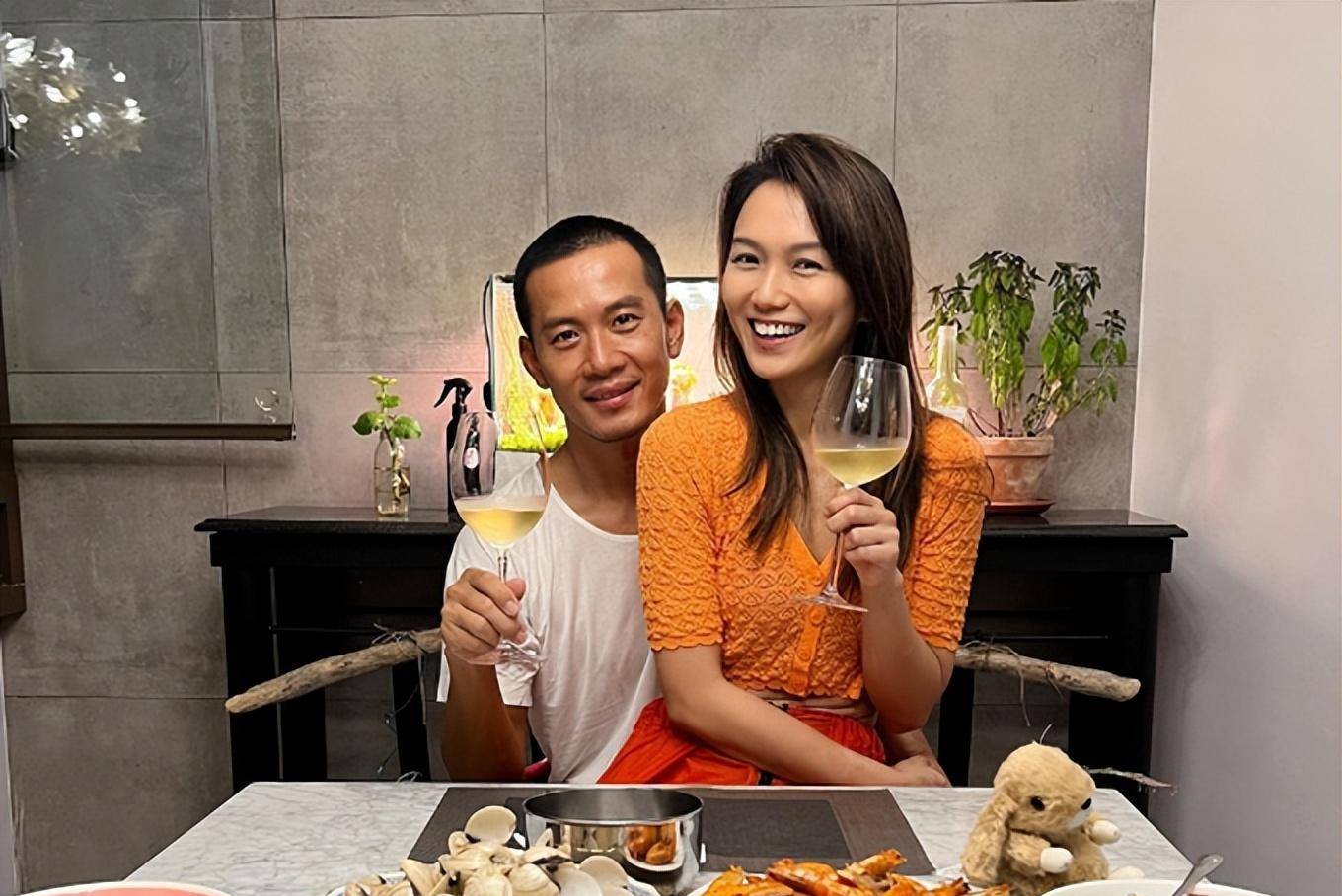 广东男星成新加坡3届视帝,衣锦还乡太开心,2届视后女子陪同_戚玉武