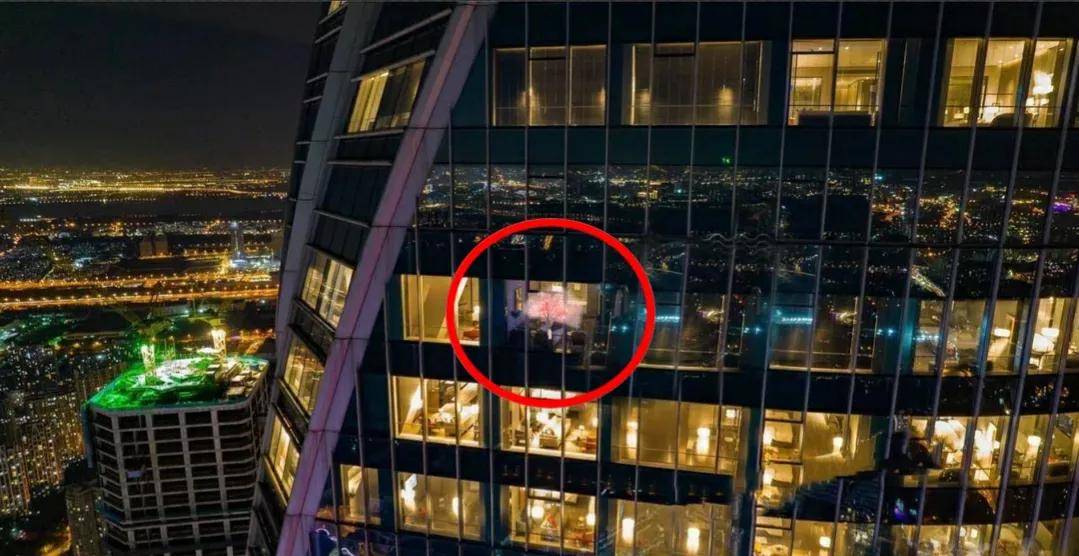 情侣入住苏州百米云端酒店亲热不拉窗帘,被无人机全方位偷拍_高度