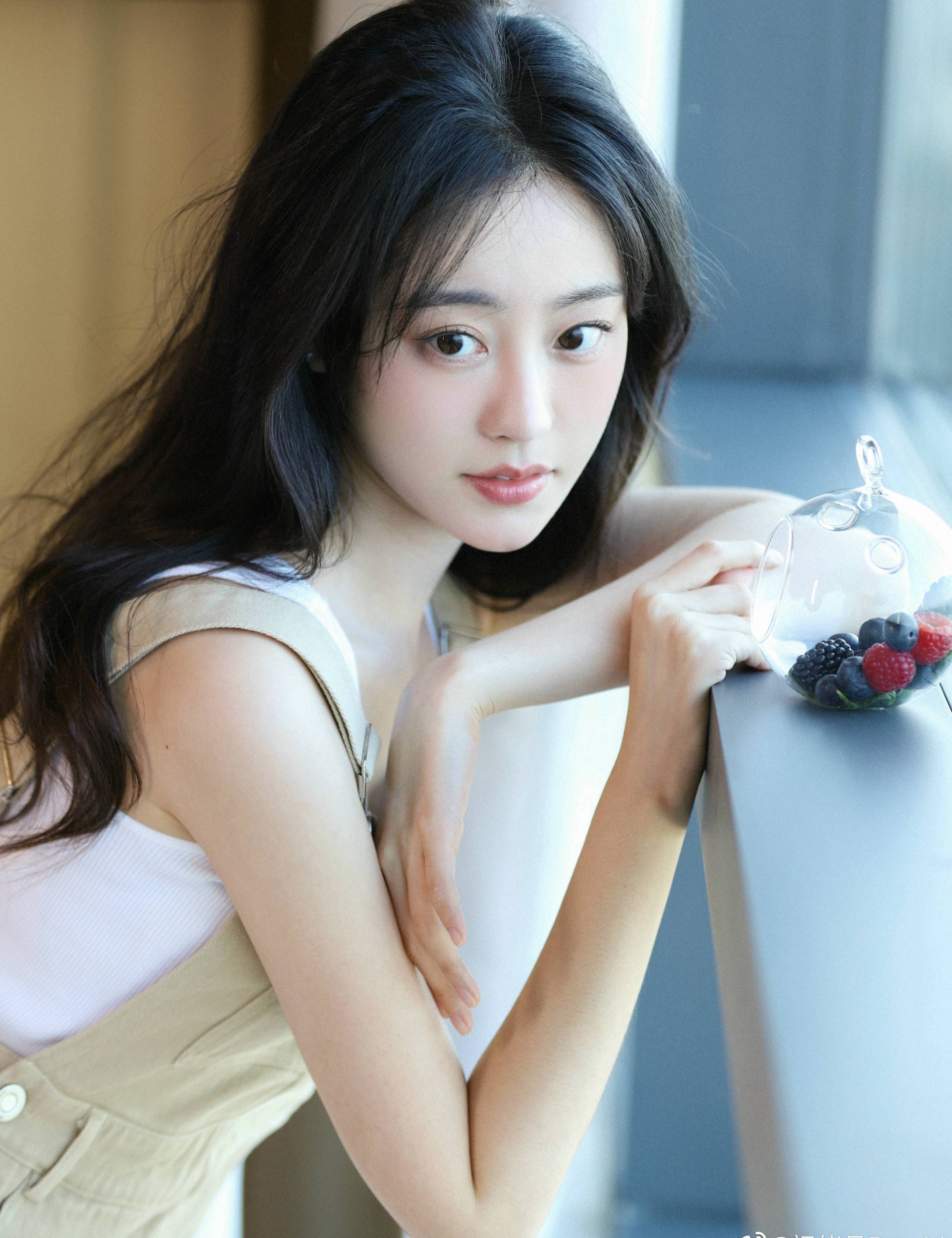 祝绪丹吊带装优雅可爱室内写真_大片_头发_气质