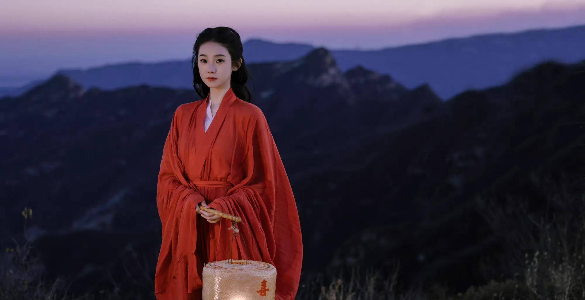 张艺凡红衣古风造型写真,清冷飘逸,灵动仙气_妹妹_感觉_行走