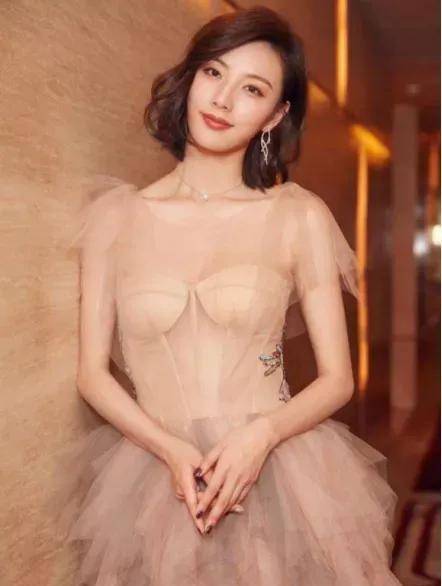 陈雅婷才是"大号水蜜桃",一袭薄纱裙尽显凹凸感,31岁别有气质_王思聪