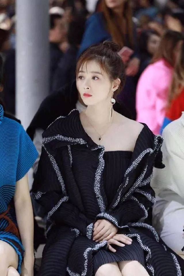 蒋欣晒照庆生日,巴掌脸白美好抢镜,曾耿直怒斥圈内规则_观众_朋友