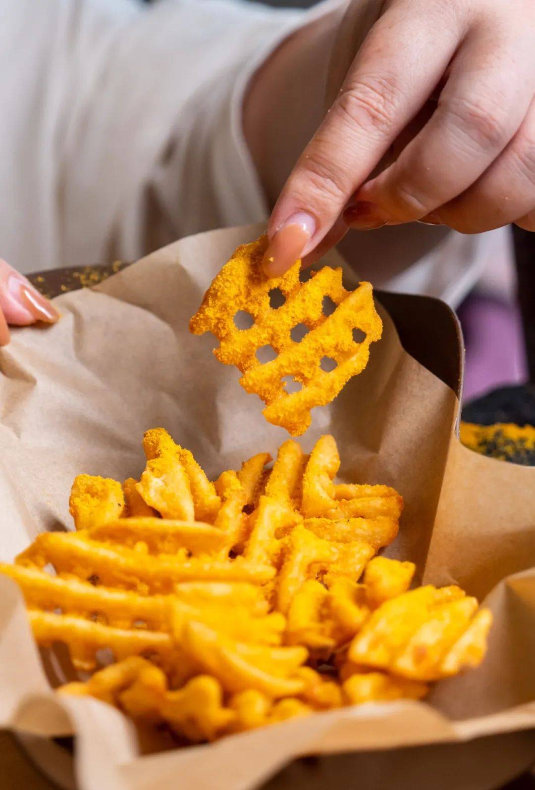 "碳店"德克士,竟有自带咔嚓音效的炸鸡?_黑金_风味_脆皮