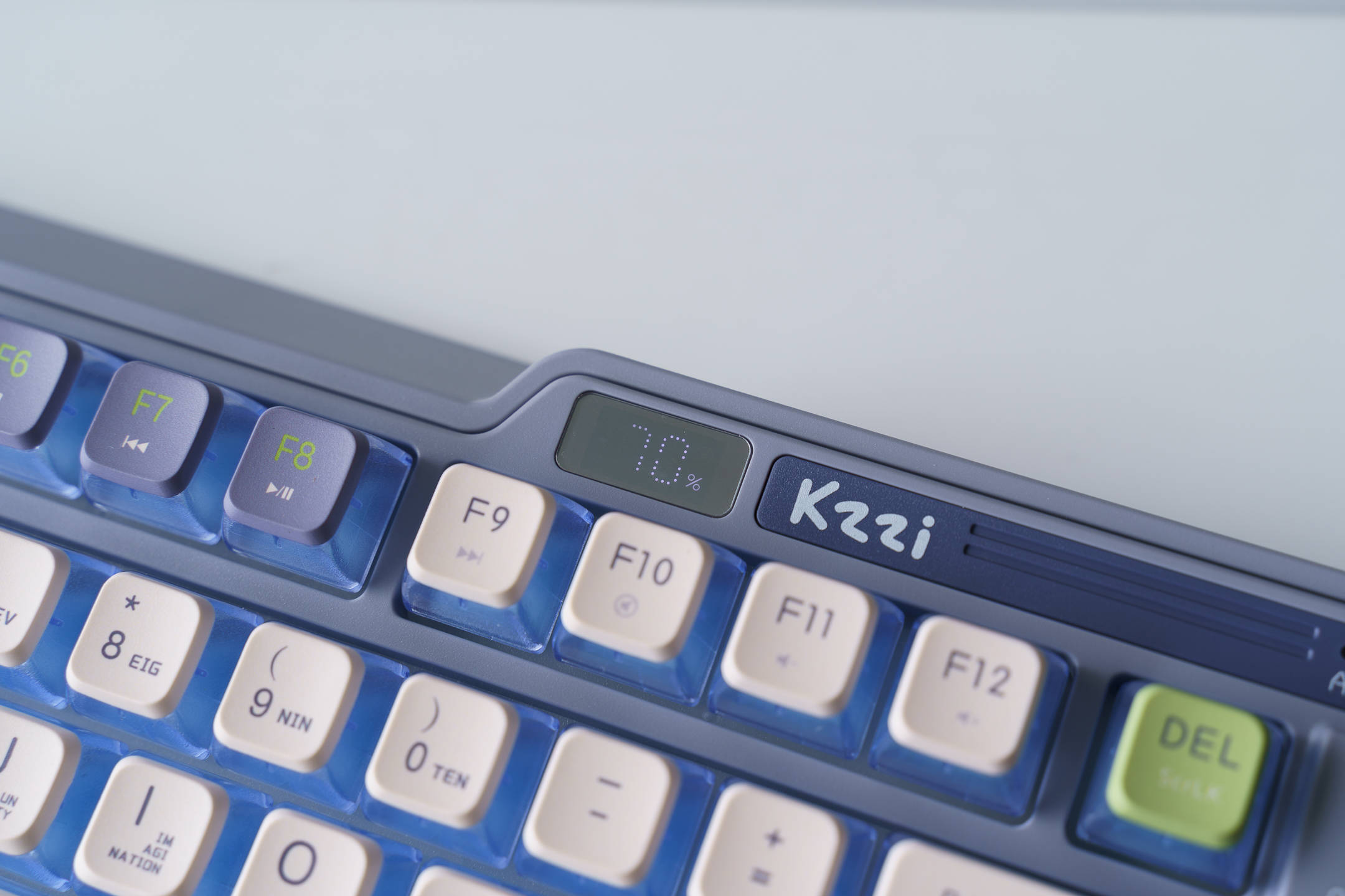 凯华知冬轴 双结构随意换 电量显示屏:这款珂芝k75机械键盘有点意思