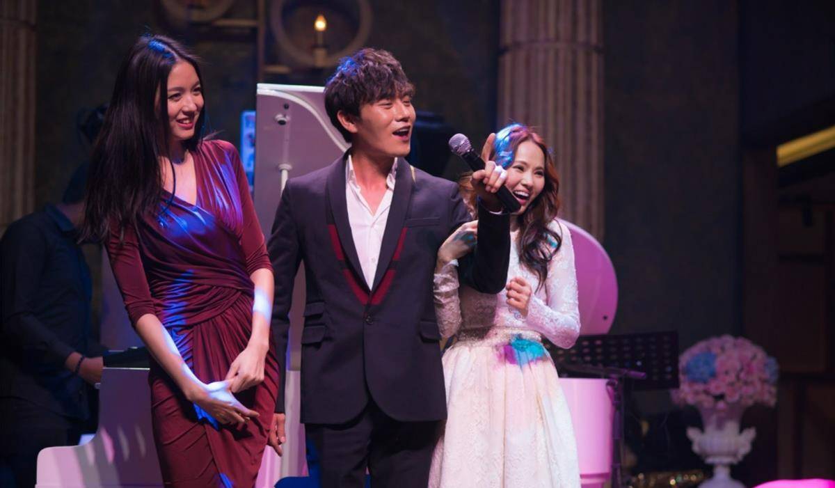 苏芒很快就将这一幕发了出来,并且配上了一张伊能静的高清照片,照片里