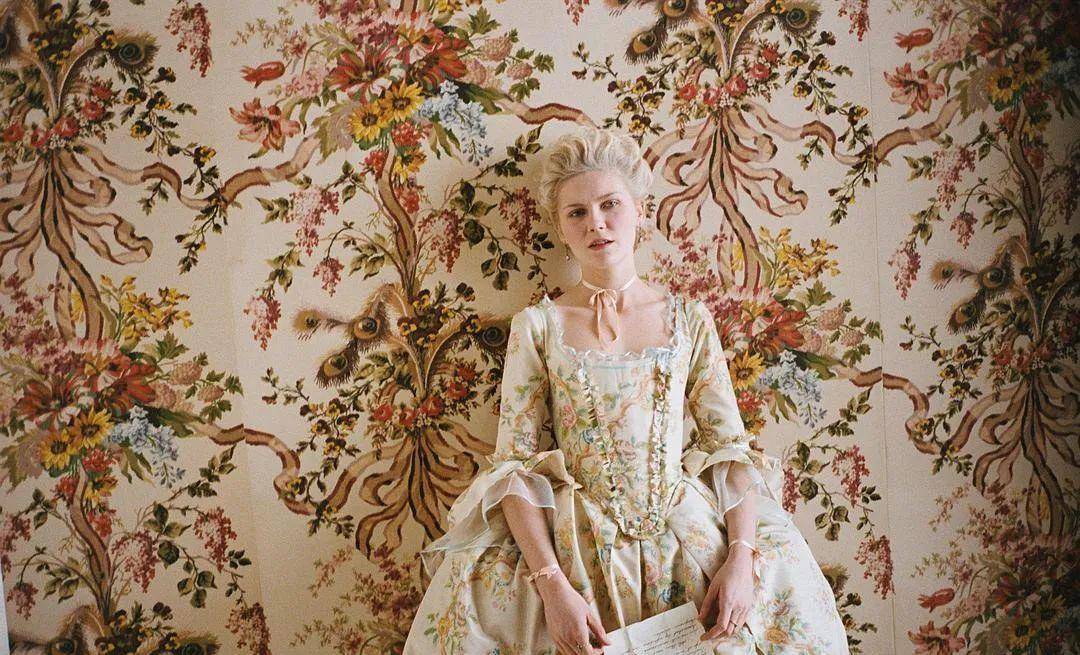 18世纪中后期西欧洛可可风格的服饰有什么特征?_法国_女性_时尚