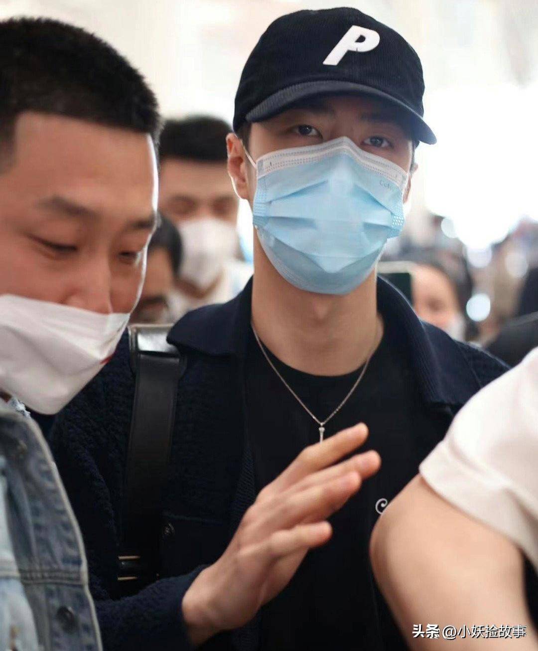 王一博现身机场遭围堵,一条裤子穿四年,勤俭持家上热搜_风格_香奈儿