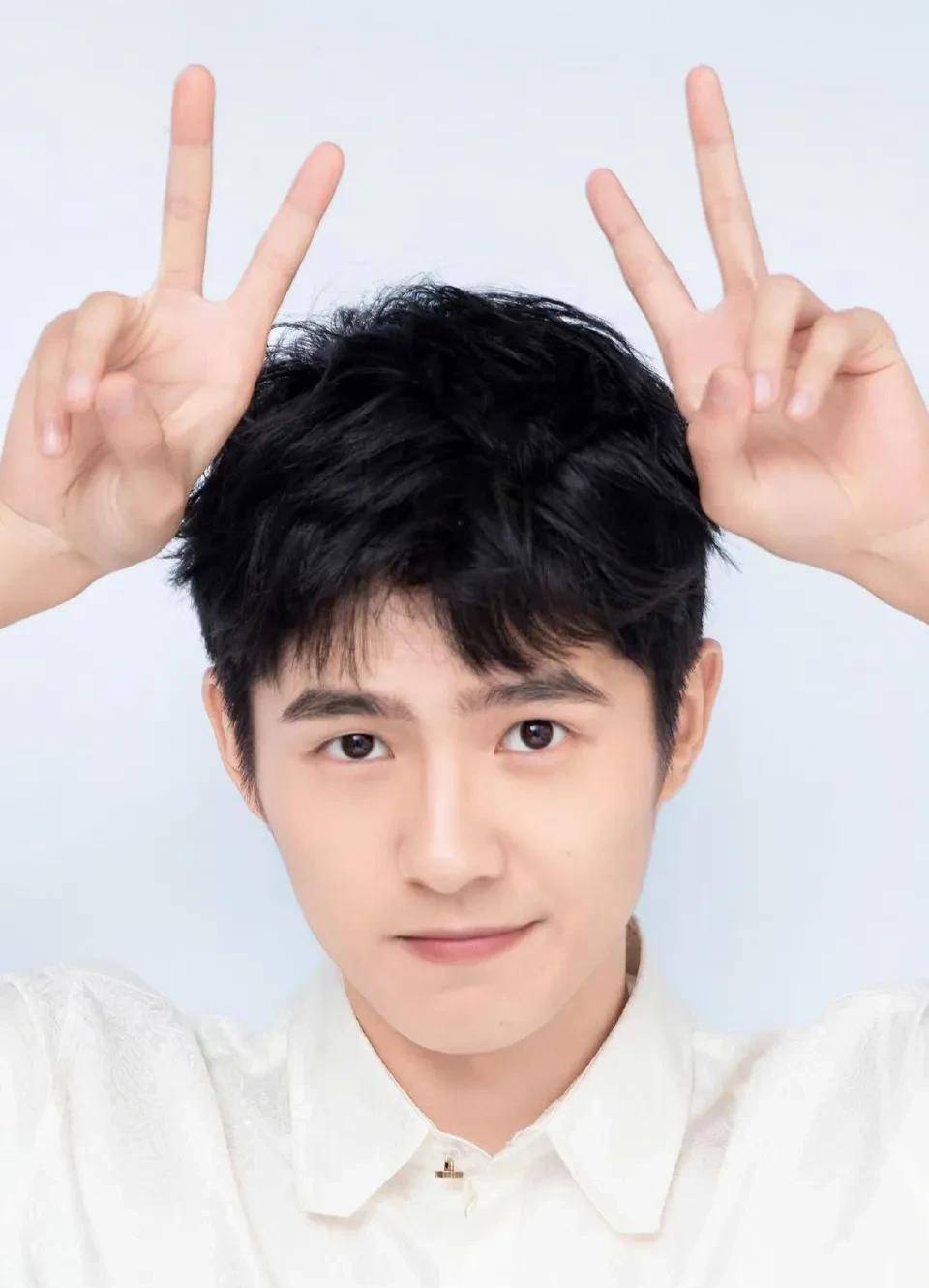 人设崩塌?青春阳光男明星私下居然是抠脚大汉