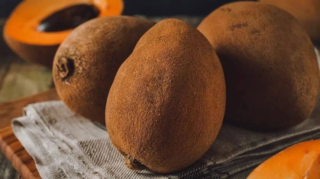 人心果 (chico)人心果因为形似心脏而得名,人心果的果皮很薄,果肉甜而