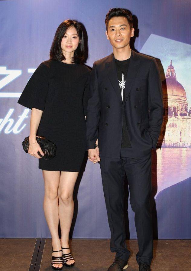 朱亚文举止惹争议,与化妆师贴脸搂抱没分寸感,女方配文太暧昧_刘浩