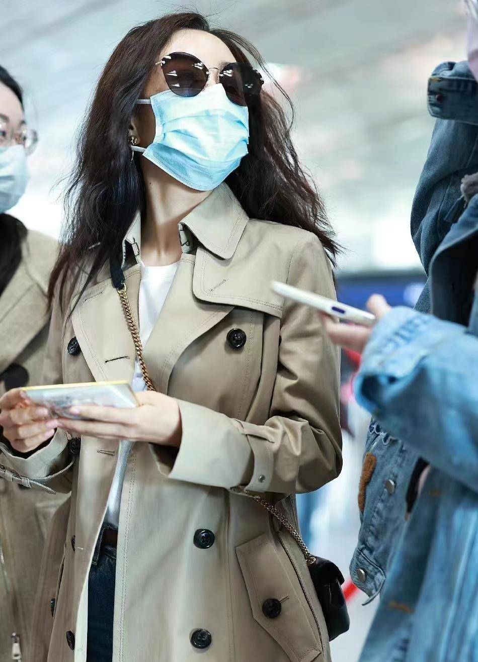 41岁杨蓉现身机场,卡其色风衣配牛仔裤,休闲随性很减龄!