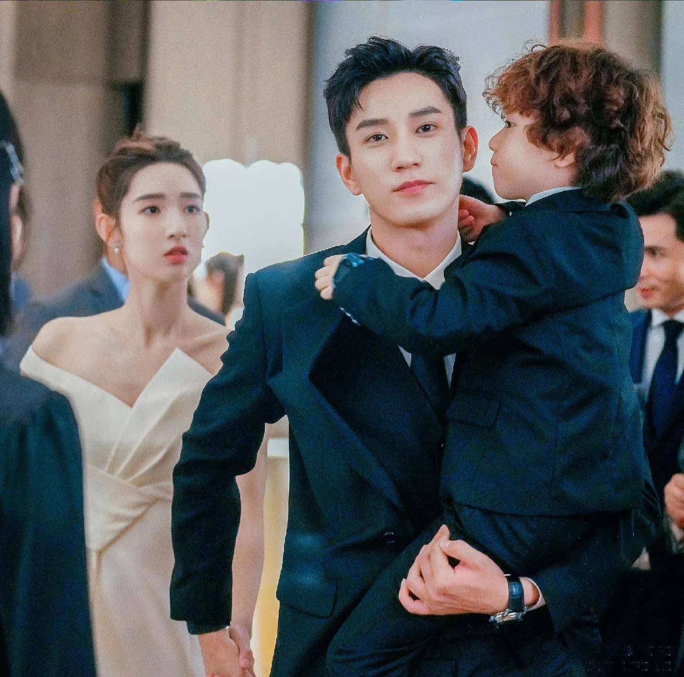 会弹钢琴,书法写的还可以,毕业于北京电影学院,和王俊凯是同班同学