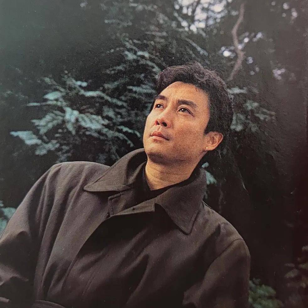 刘松仁出身名门,加上当时难得的高等教育,进入电视台当演员纯属机缘