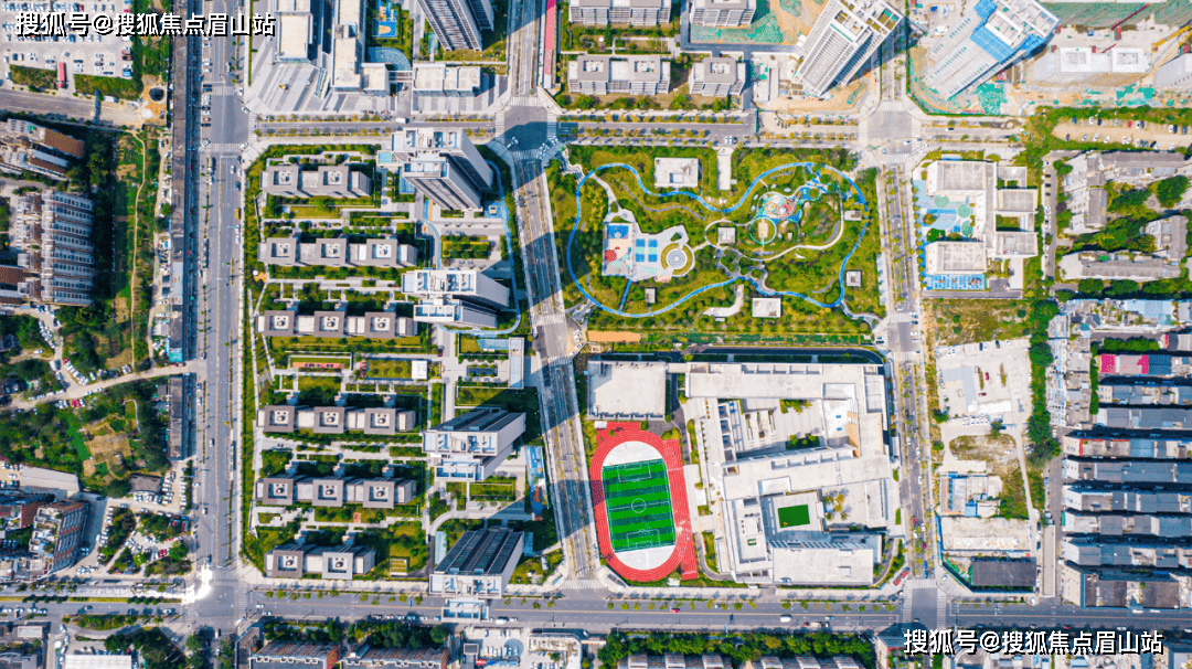 华润置地配建的公立学校四川师范大学附属临枫小学,去年9月就投入使用