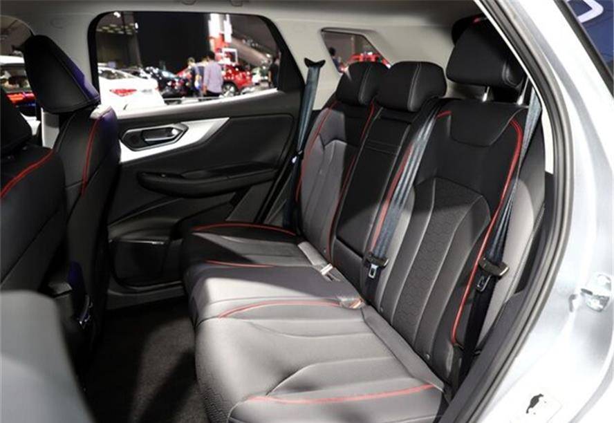 北汽打造国产"撩妹王",气质不输卡宴,丐版188马力,10.