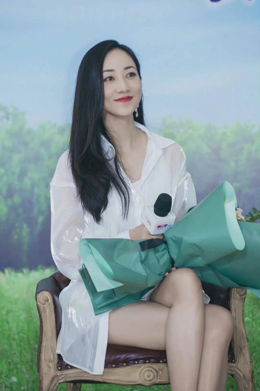 大长腿美女韩雪,是一个活得闪闪发光的女人_优势_白色_衣服