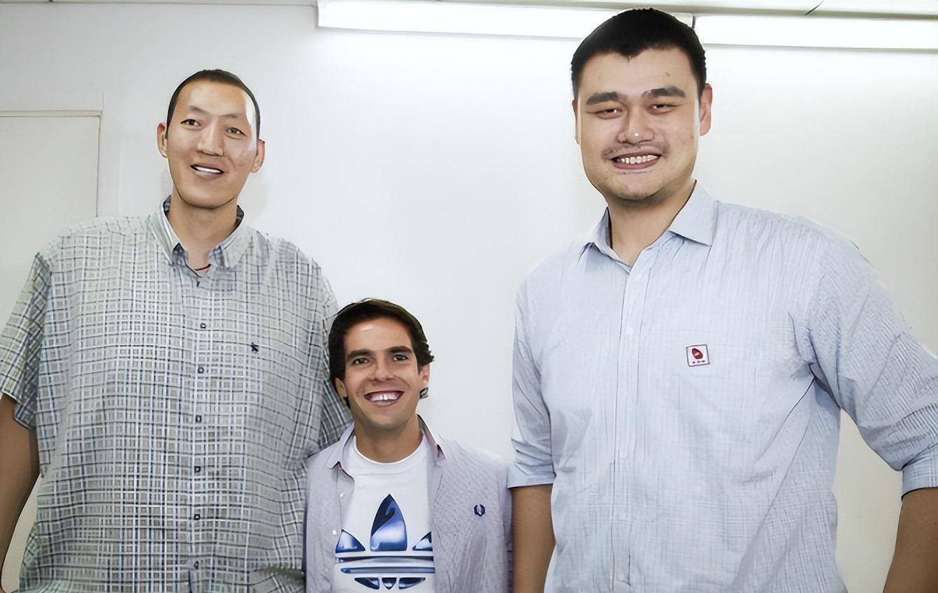 就像水中的绿巨人,孔夫子渺小_身高_卡卡_奥尼尔