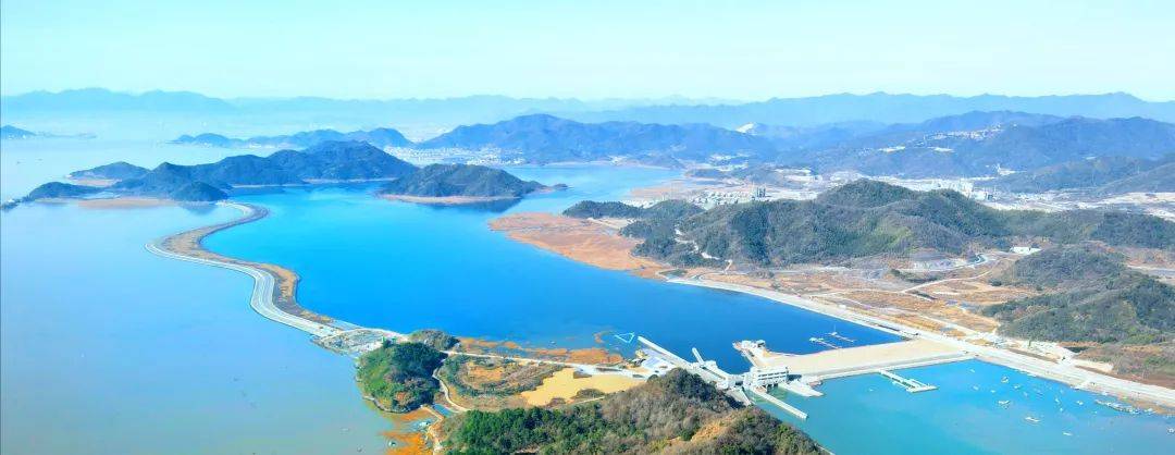 淡然入秋后的天妃湖面像一块沉淀的冷翡翠少了夏日的喧闹秋后的海,是