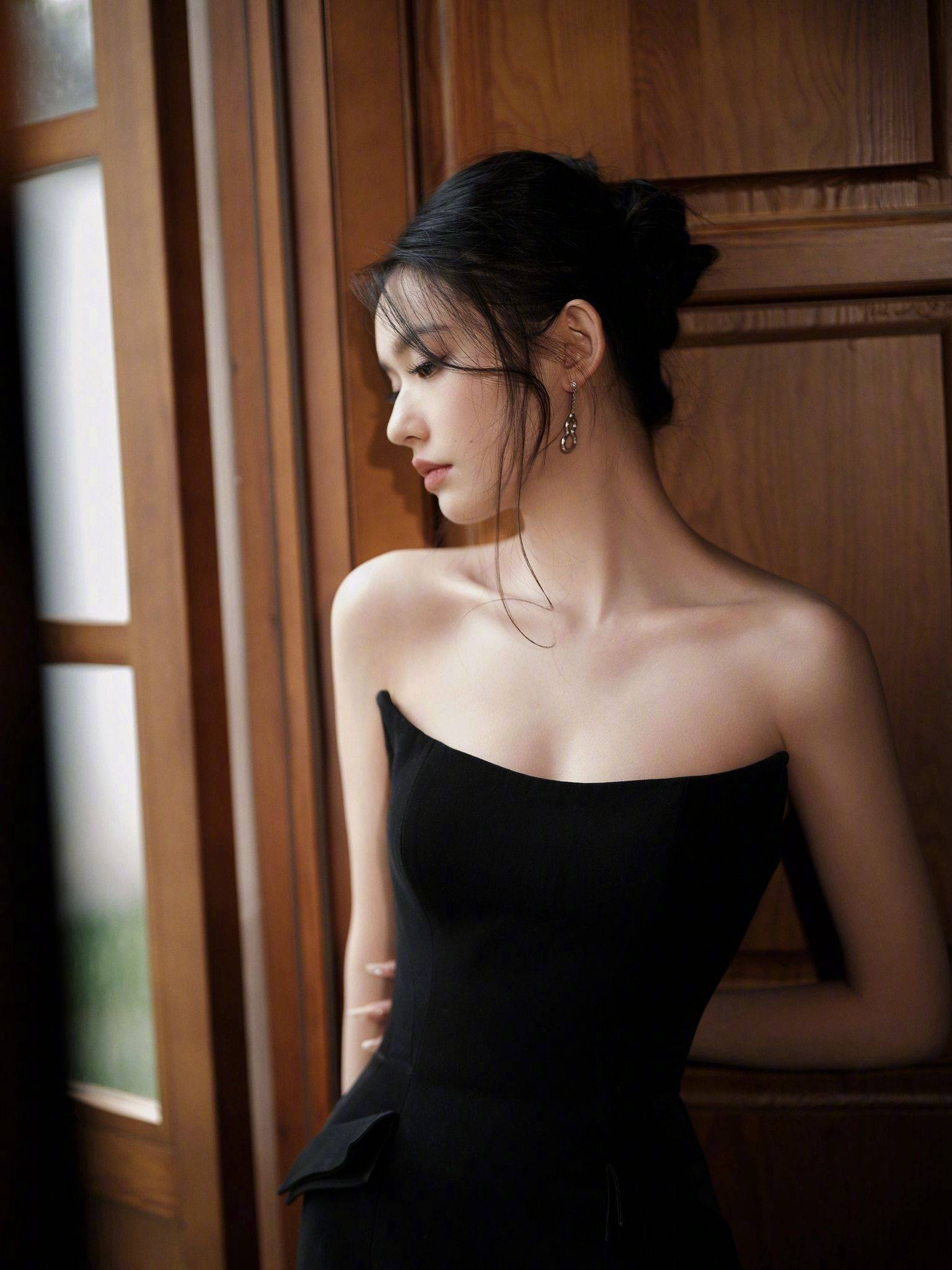 林允黑色抹胸连衣裙性感写真_气质_网友_真会