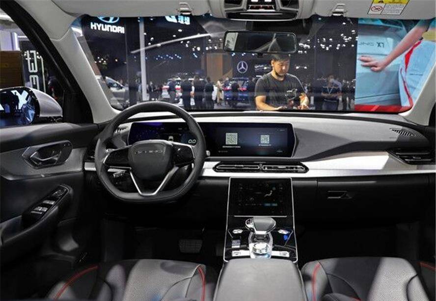 北汽打造国产"撩妹王",气质不输卡宴,丐版188马力,10.