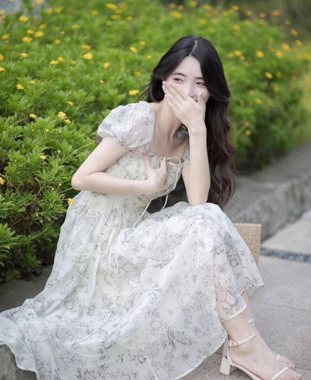 穿裙子拍照姿势推荐,简约大方的姿势,尽显你的优雅气质_裙摆_镜头