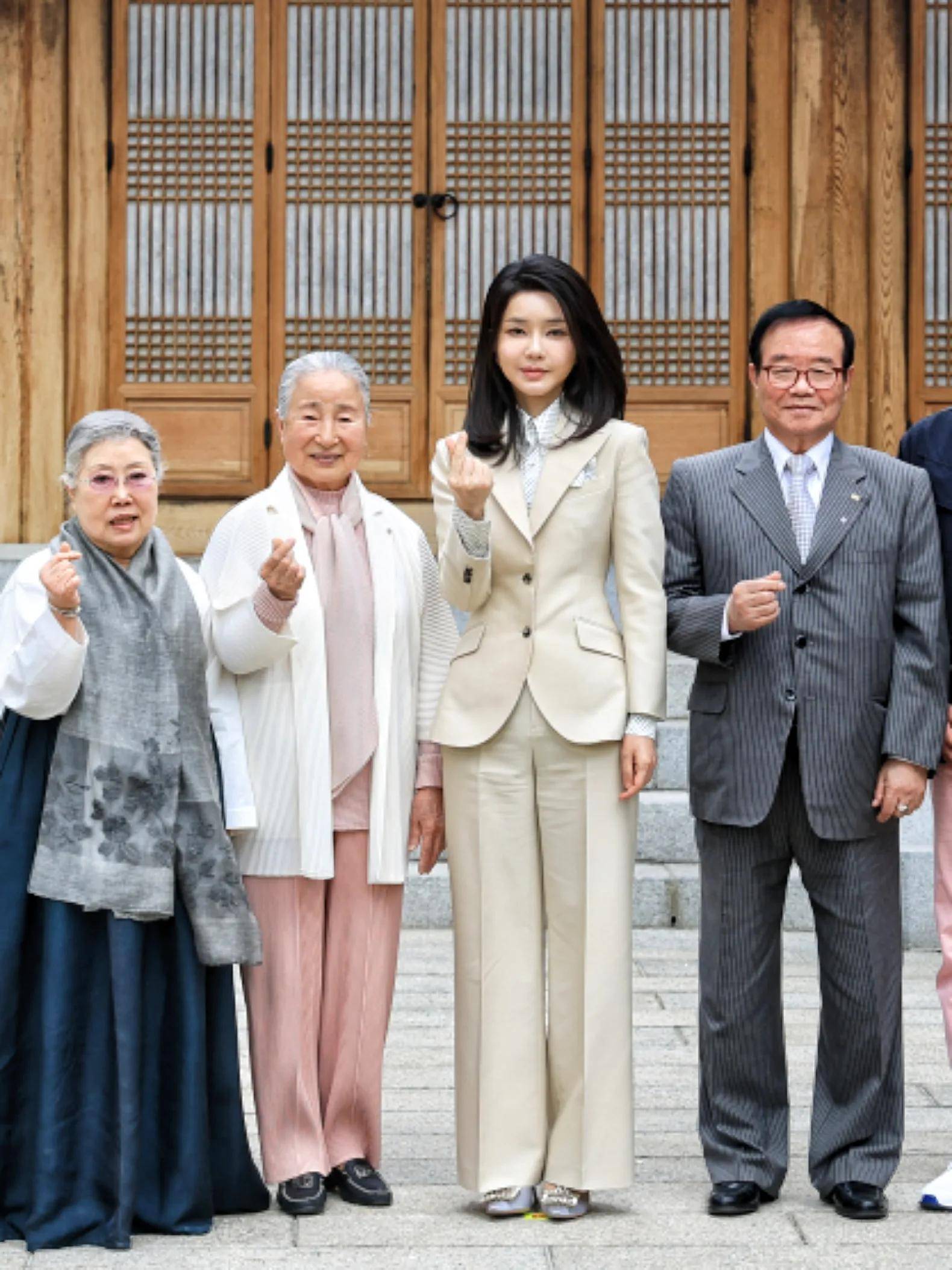 韩第一夫人又营业了!