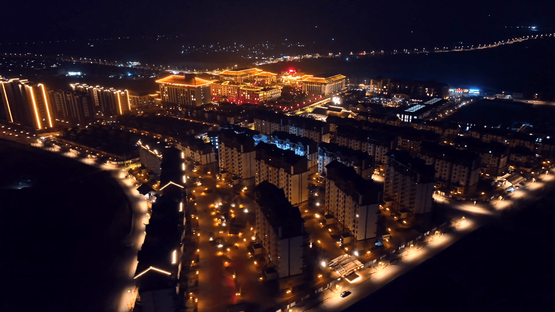 河北保定:当夜幕降临,这座大门变成了"金门"_大道_小镇_景观