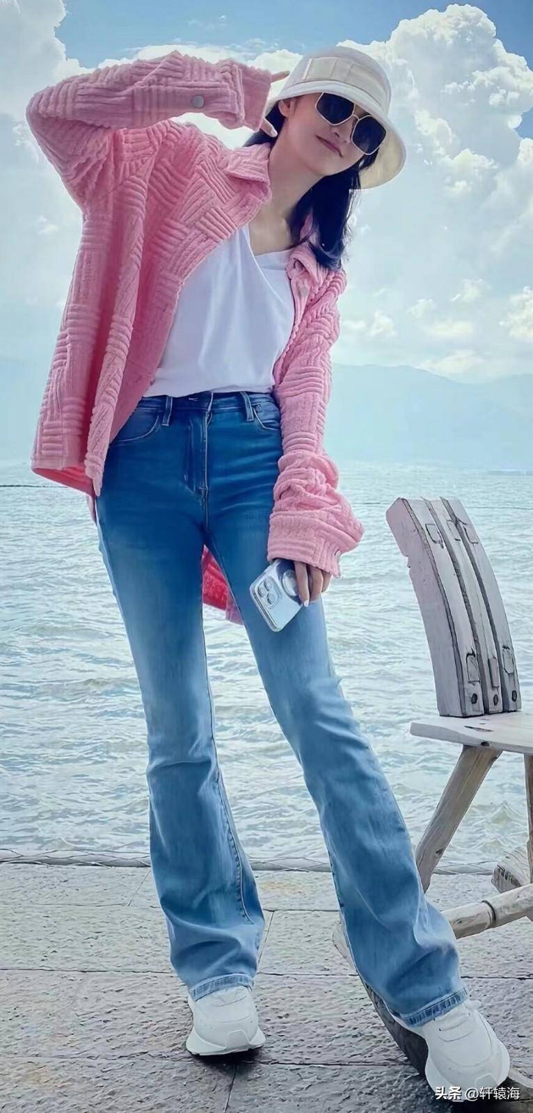 看了景甜的街拍,才懂什么是时尚,白色t恤配牛仔裤洋气又好看!