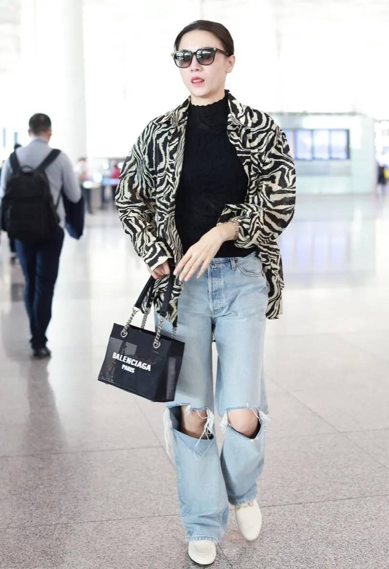 小宋佳穿衣真潮,大廓形斑马纹衬衫,搭配破洞牛仔裤,率性时髦_下身