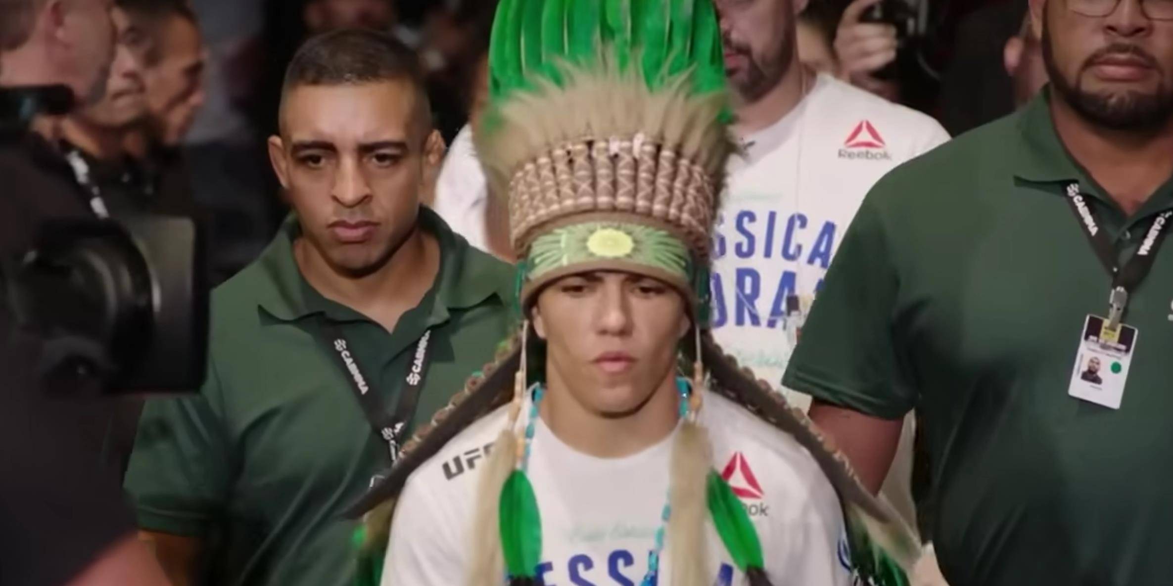 安德拉德抱腿回击罗斯,力道太大了和"黑龙杀手"佩雷拉一样,安德拉德