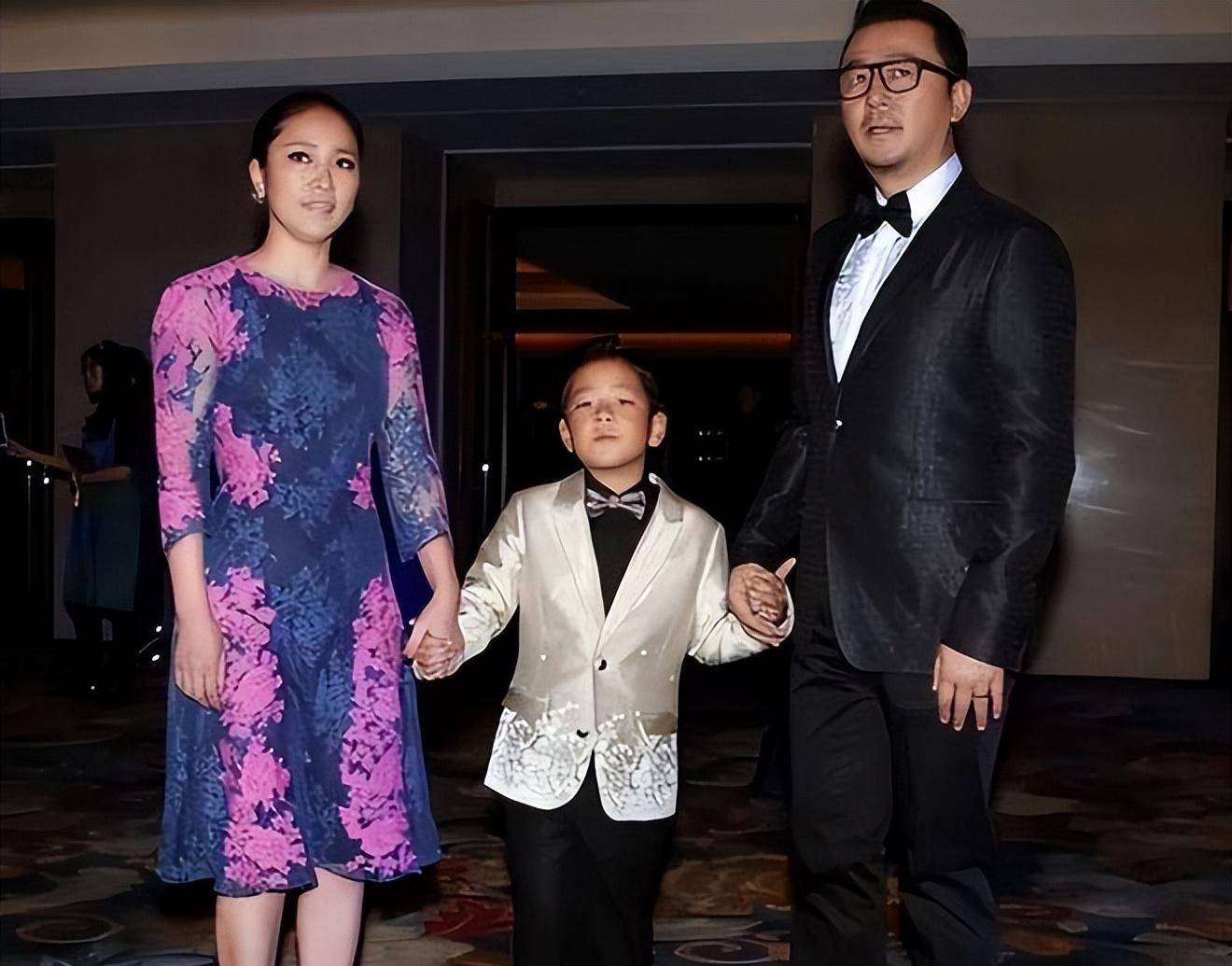 显气质的粉色碎花裙搭配技巧:粉色碎花裙首先我们来看看郭涛老婆的