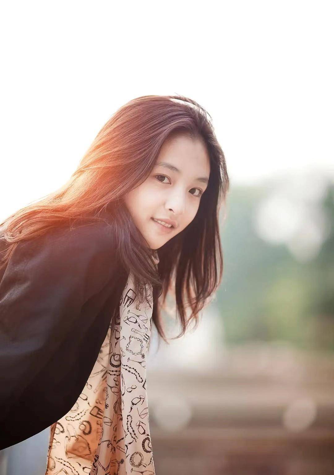 她事业巅峰遇渣男,怀孕时前夫在外乱搞,与"当红小花"纠缠不清_吴倩