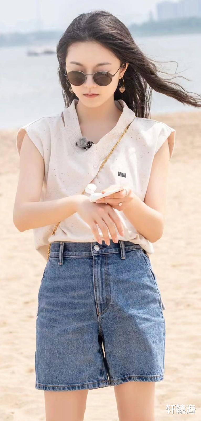 看了赵今麦的穿搭才明白:短裤才是女生夏季显瘦显高的时尚单品!