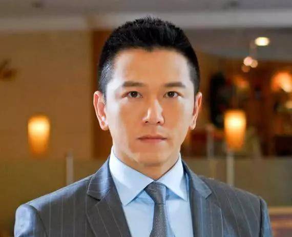 56岁温兆伦近照,亲吻三婚娇妻好甜蜜,被曝经商身价过亿_什么_视频